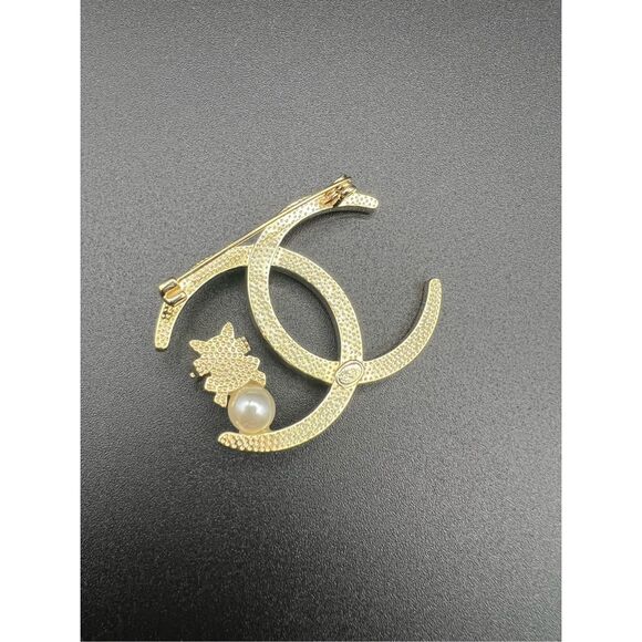 ⚡CLOSET CLEAR-OUT: PRICE DROP⚡Cc brooch pin faux pearl and rhinestones gold tone - Picture 5 of 10